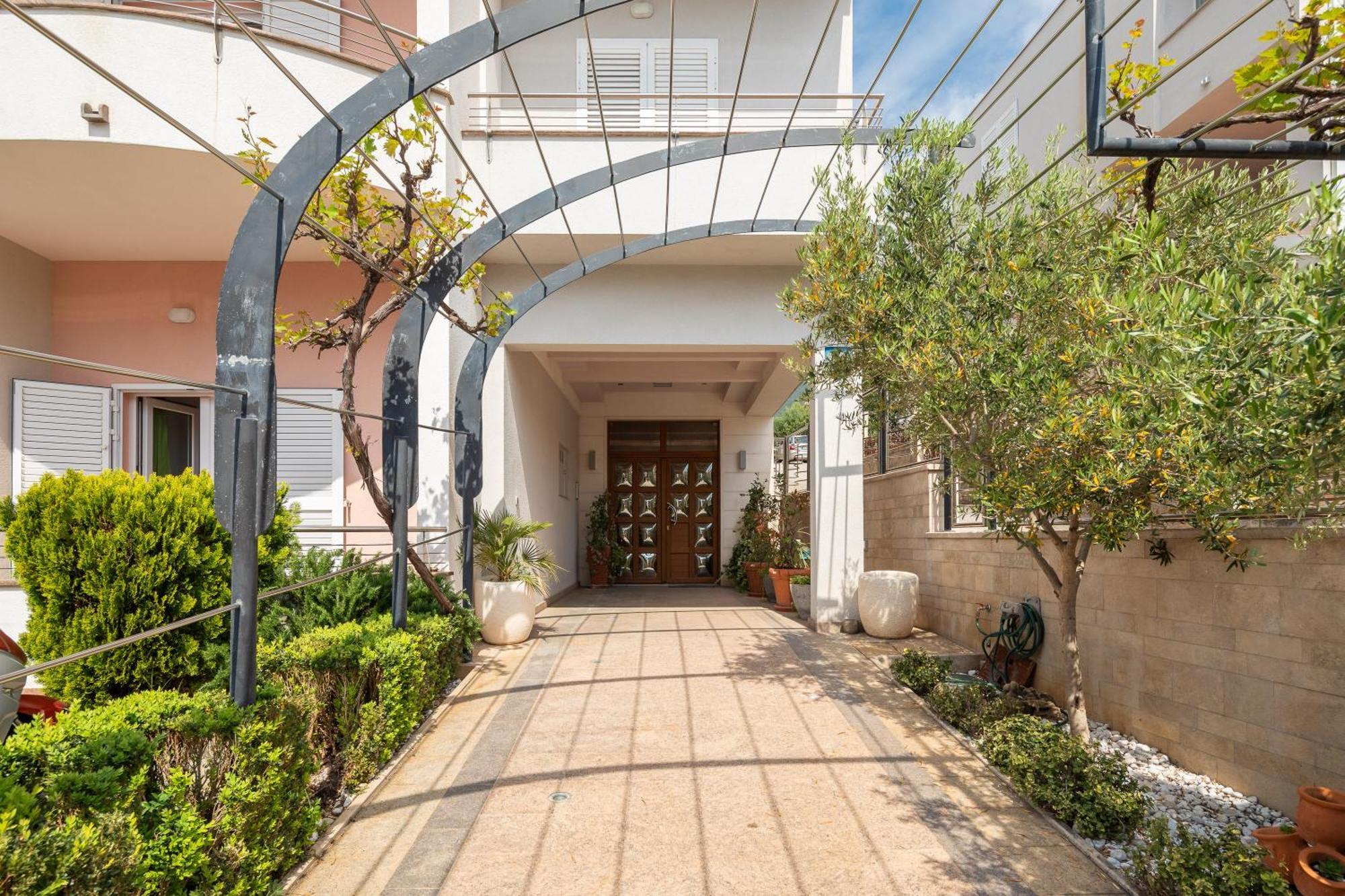 Brkic Apartments With Private Parking Makarska Eksteriør bilde